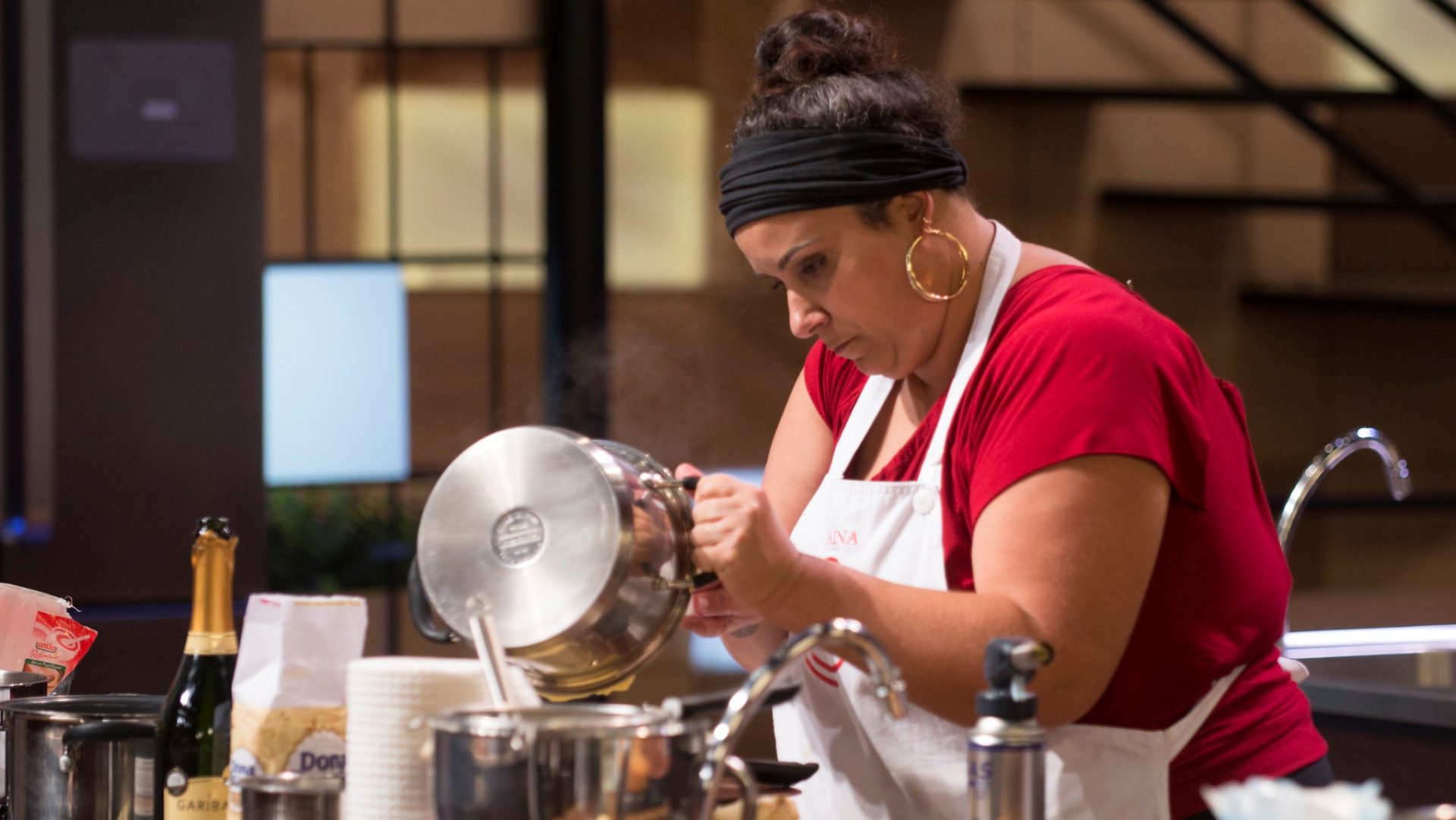 Janaina Caetano deixa MasterChef após errar medida do sal