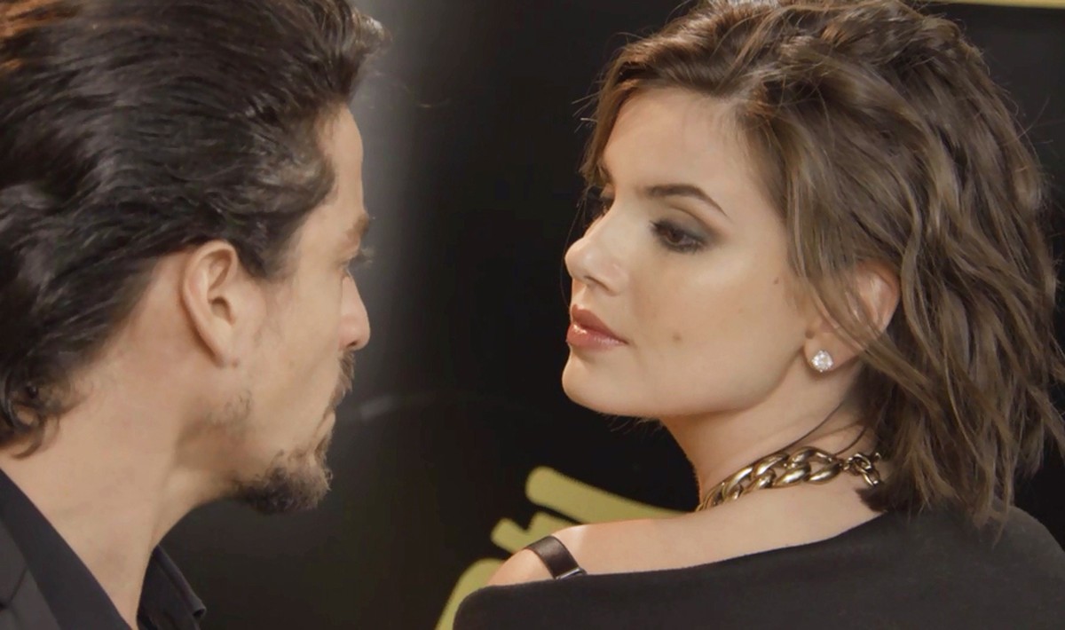 Jerônimo (Jesuíta Barbosa) e Vanessa (Camila Queiroz) em Verão 90