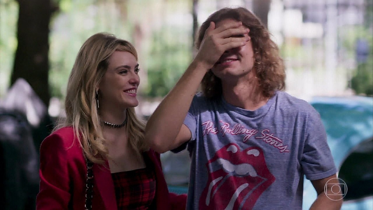 João (Rafael Vitti) e Manuzita (Isabelle Drummond) em Verão 90