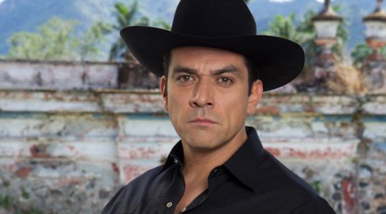 Jorge Salinas vive Rogério Monteiro em A Que Não Podia Amar (Divulgação / Televisa)