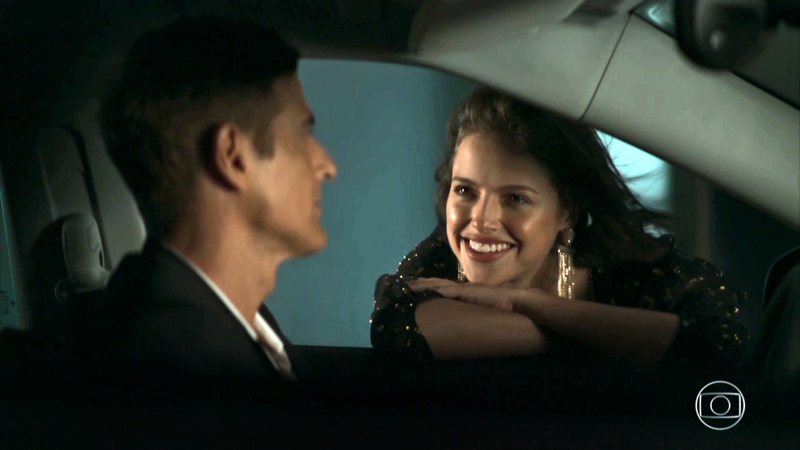 Josiane (Agatha Moreira) e Régis (Reynaldo Gianecchini) em A Dona do Pedaço