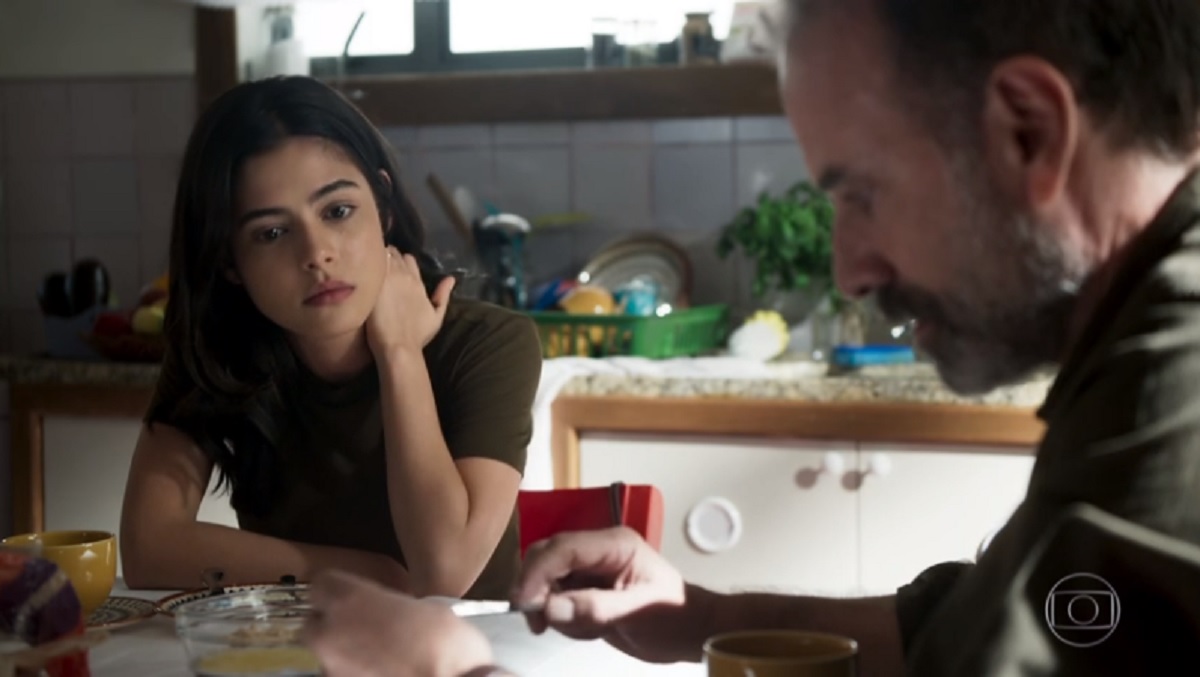 Laila (Julia Dalavia) e Elias (Marco Ricca), de Órfãos da Terra