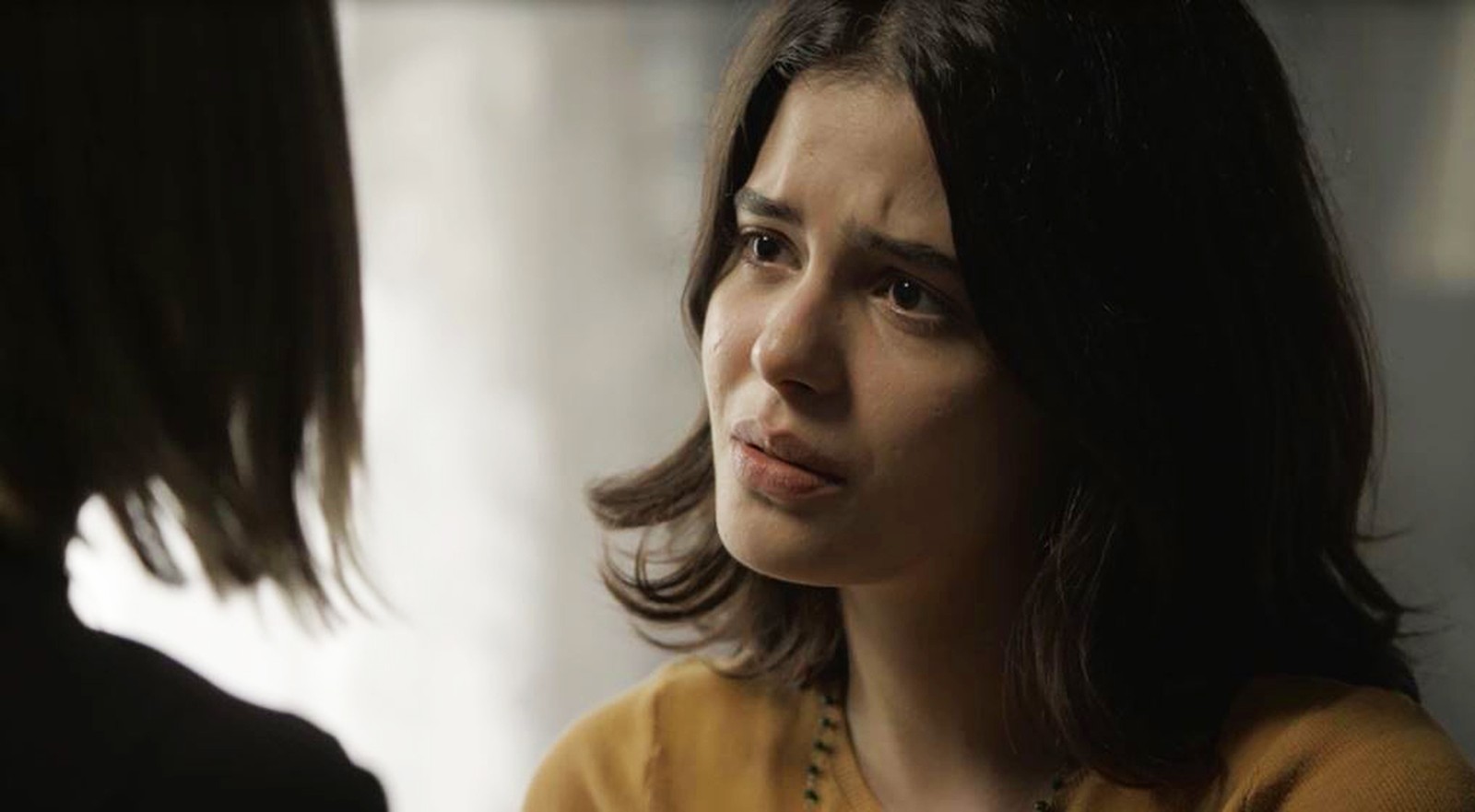 Laila (Julia Dalavia) em Órfãos da Terra
