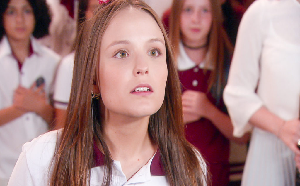 Mirela (Larissa Manoela) fica surpresa com pedido de Luca (João Guilherme) em As Aventuras de Poliana