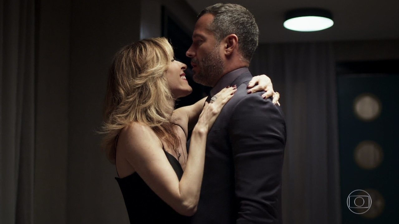 Lyris (Deborah Evelyn) e Agno (Malvino Salvador) em A Dona do Pedaço