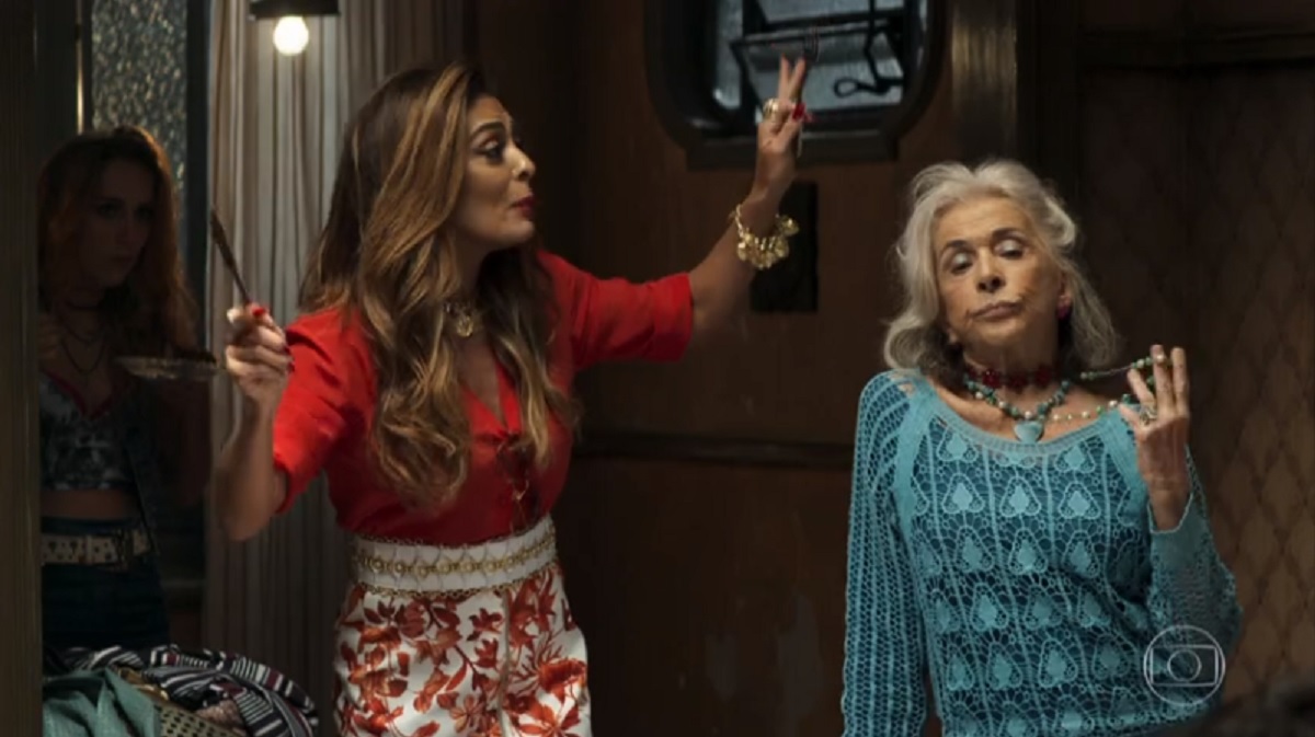 Maria da Paz (Juliana Paes) no meio da família de Eusébio (Marco Nanini), em A Dona do Pedaço