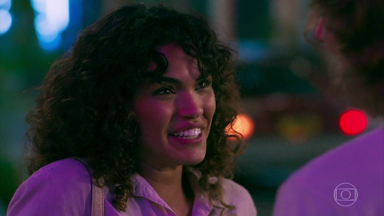 Moana (Giovana Cordeiro) e João (Rafael Vitti) em Verão 90