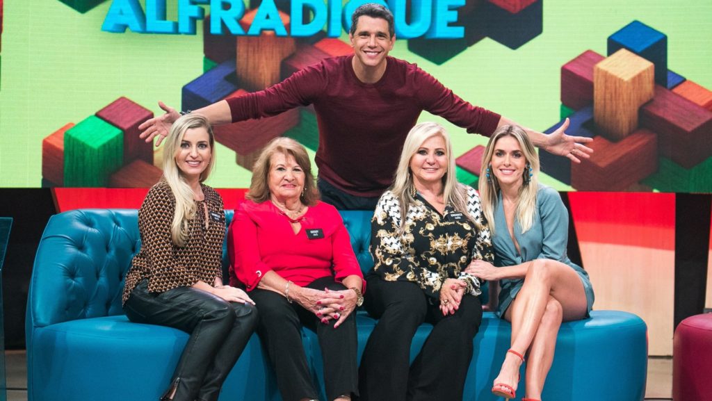 Márcio Garcia recebe Monique Alfradique e família