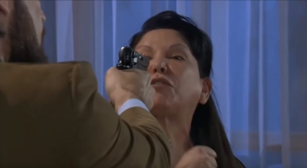 Bruno atira em Rosaura após descobrir que ela estava roubando Cinthia