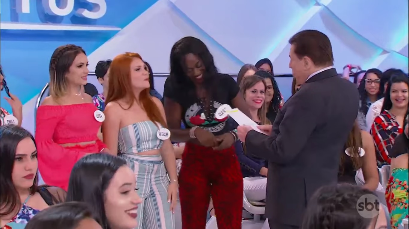 Mulher da plateia do Programa Silvio Santos revelou que o salto quebrou