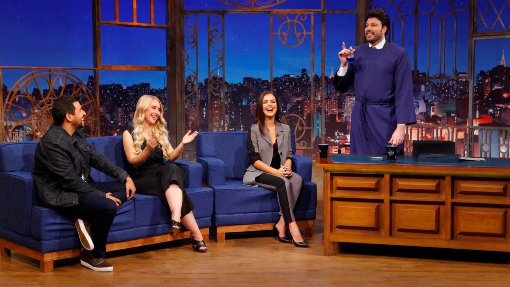 Paloma Bernardi e os roteiristas da série O Escolhido no programa The Noite com Danilo Gentili