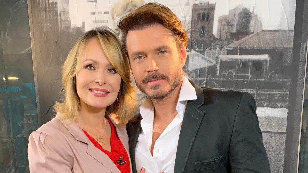 Gabriela Spanic ao lado do apresentador Franklin David, do programa Tricotando