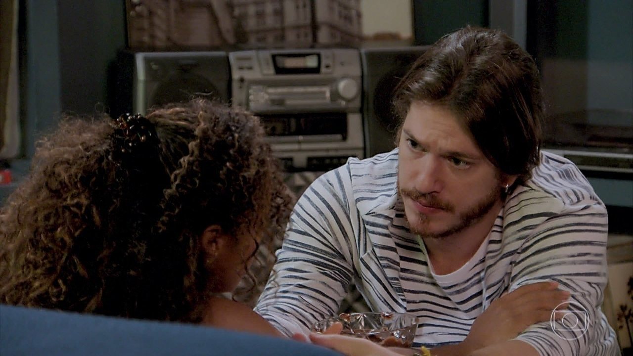 Quinzinho (Caio Paduan) e Dandara (Dandara Mariana) em Verão 90