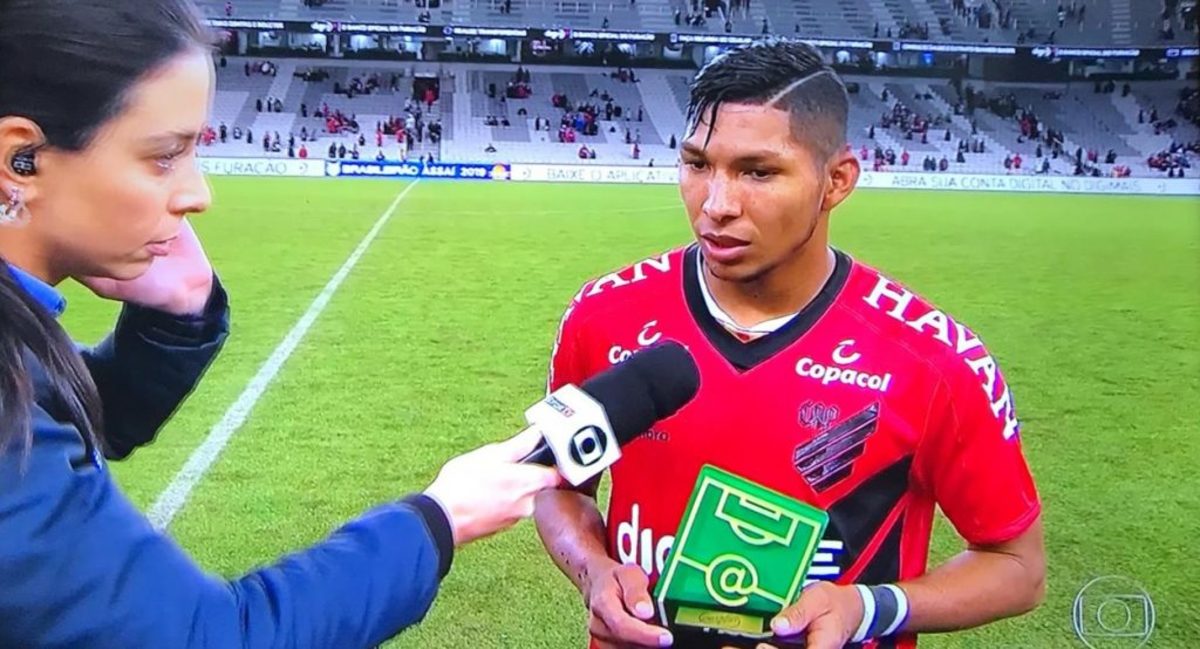 Rony, jogador do Athletico Paranaense, levou o prêmio de craque do jogo