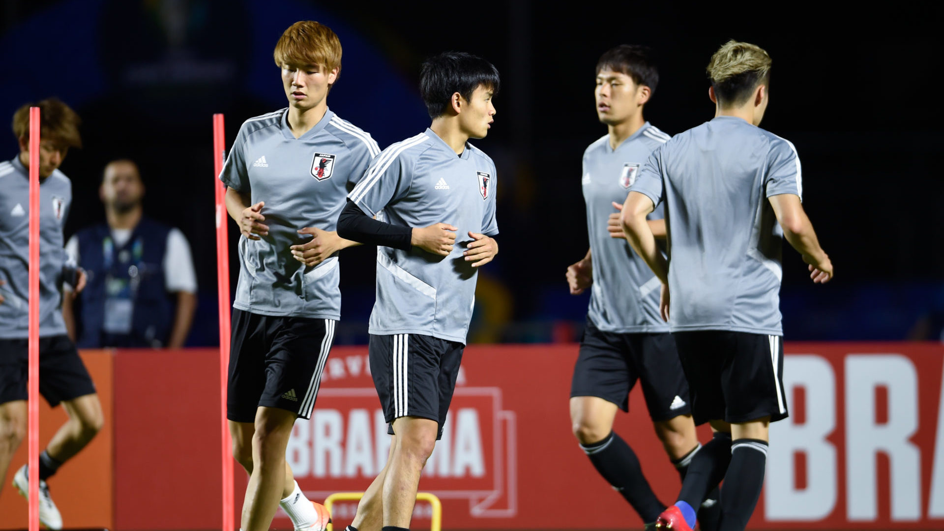 Takefusa Kubo (C), do Japão, durante treino no Estádio do Morumbi
