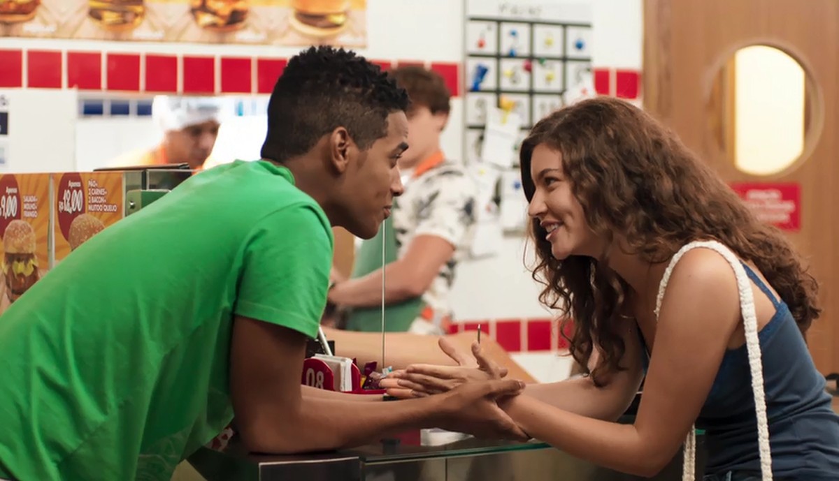 Serginho (João Pedro Oliveira) e Rita (Alanis Guillen) em Malhação
