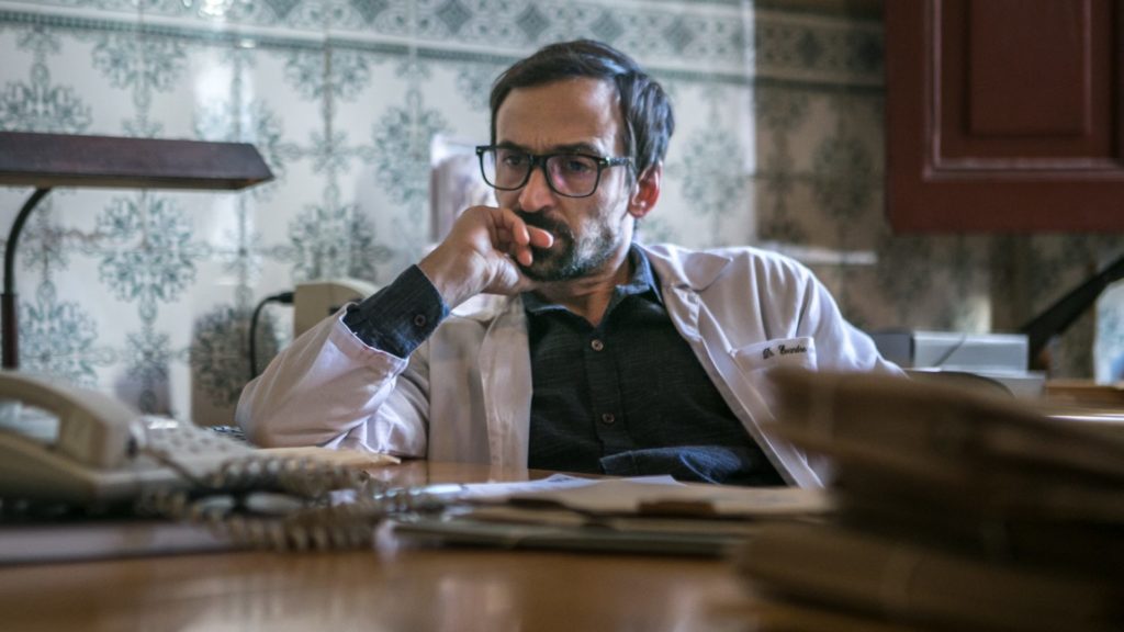 Evandro está cansado das burocracias que precisa resolver como diretor do hospital