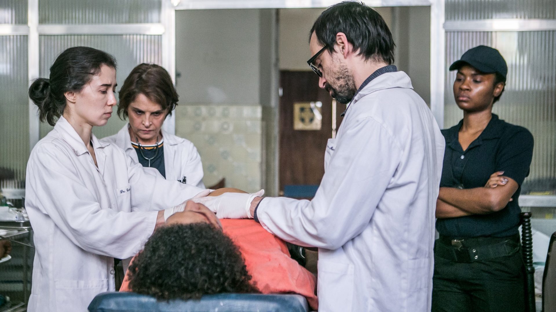 Carolina, Evandro e Vera atendem uma detenta grávida