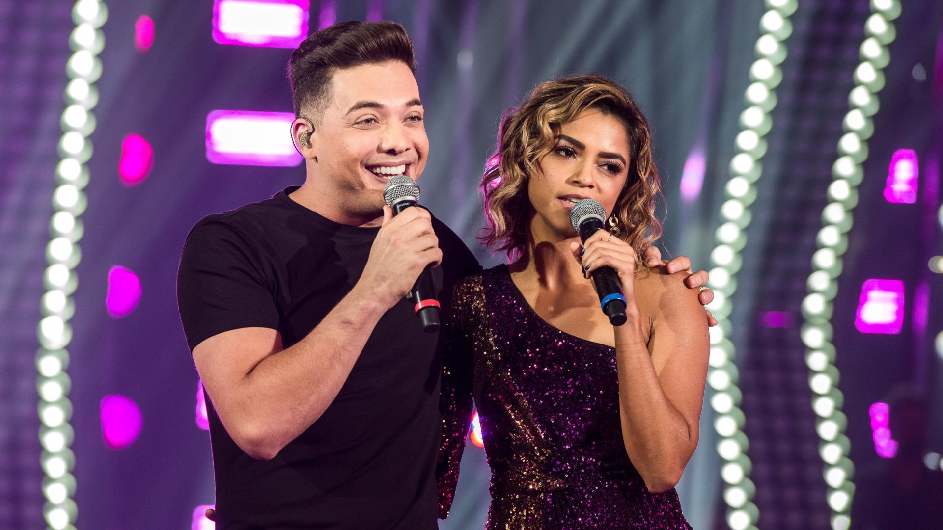 Wesley Safadão e Lucy Alves no palco do SóTocaTop
