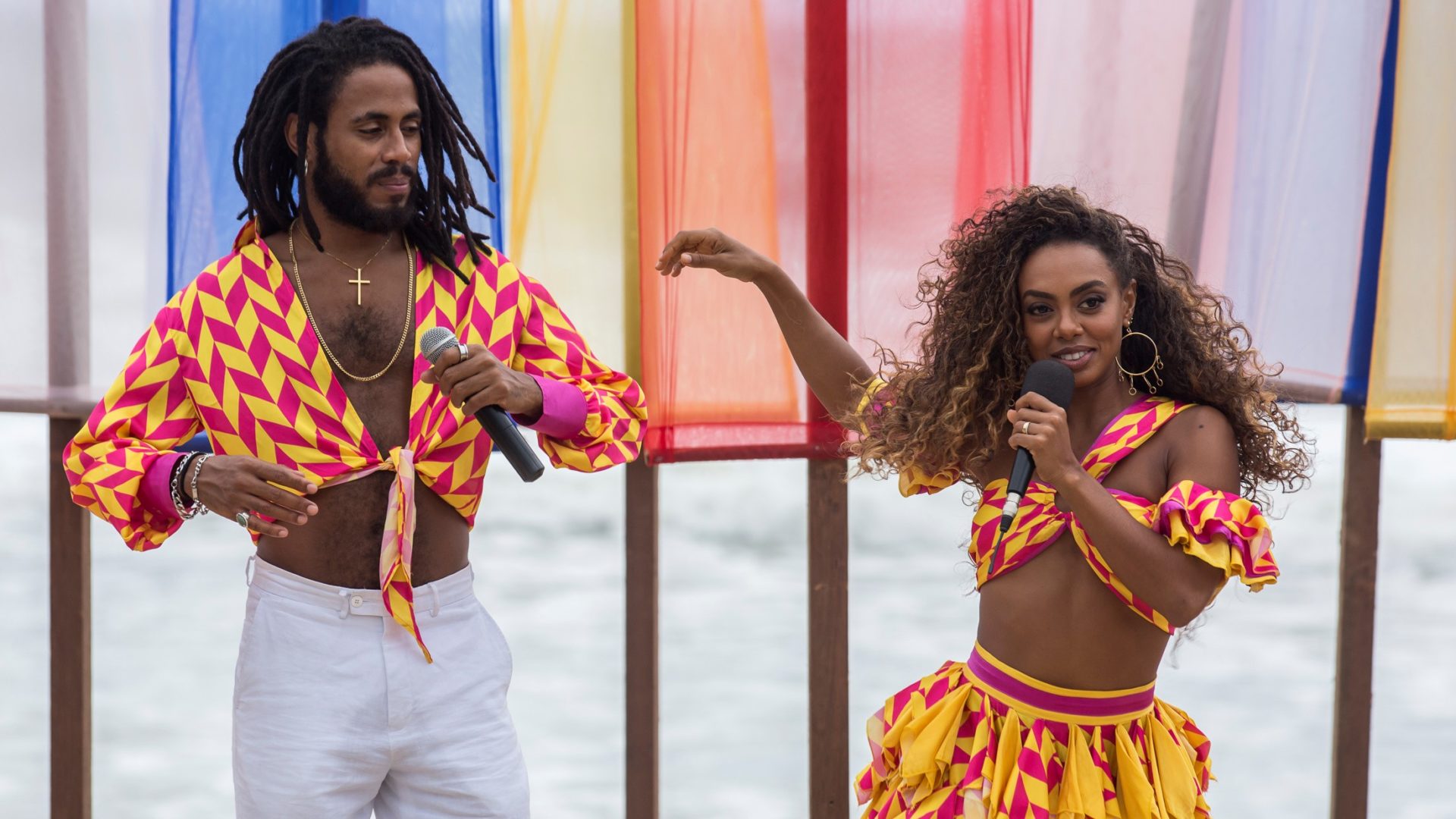 Ticiano (Ícaro Silva) e Dandara (Dandara Mariana) em cena da novela Verão 90