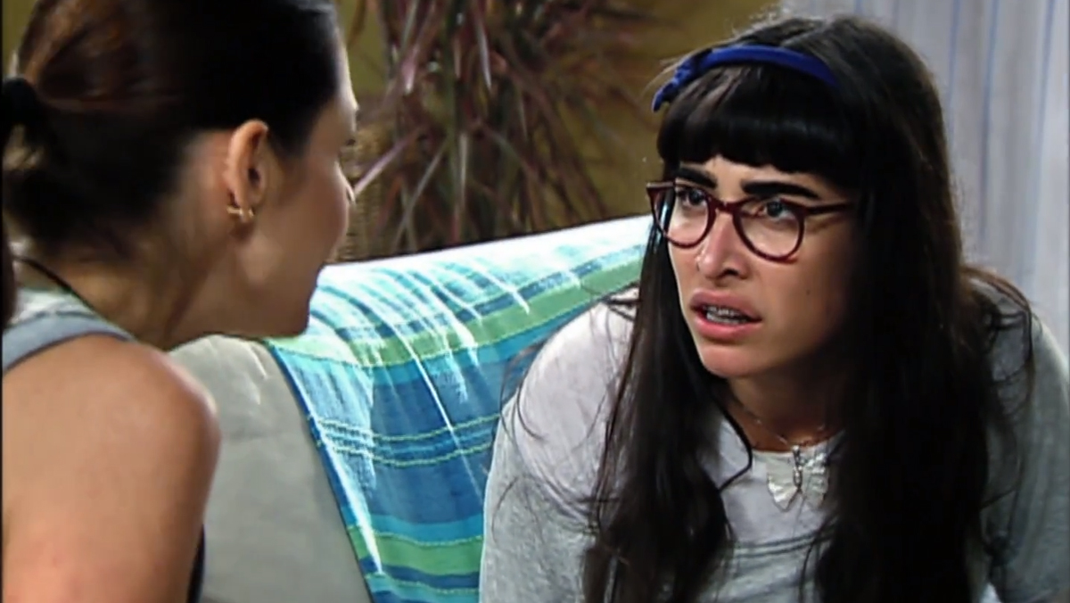 Vera (Silvia Pfifer) e Bela (Giselle Itié) em Bela, a Feia