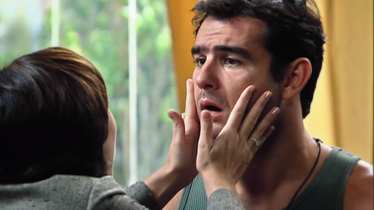 Verônica (Simone Spoladore) e Dinho (Thierry Figueira) em Bela, a Feia