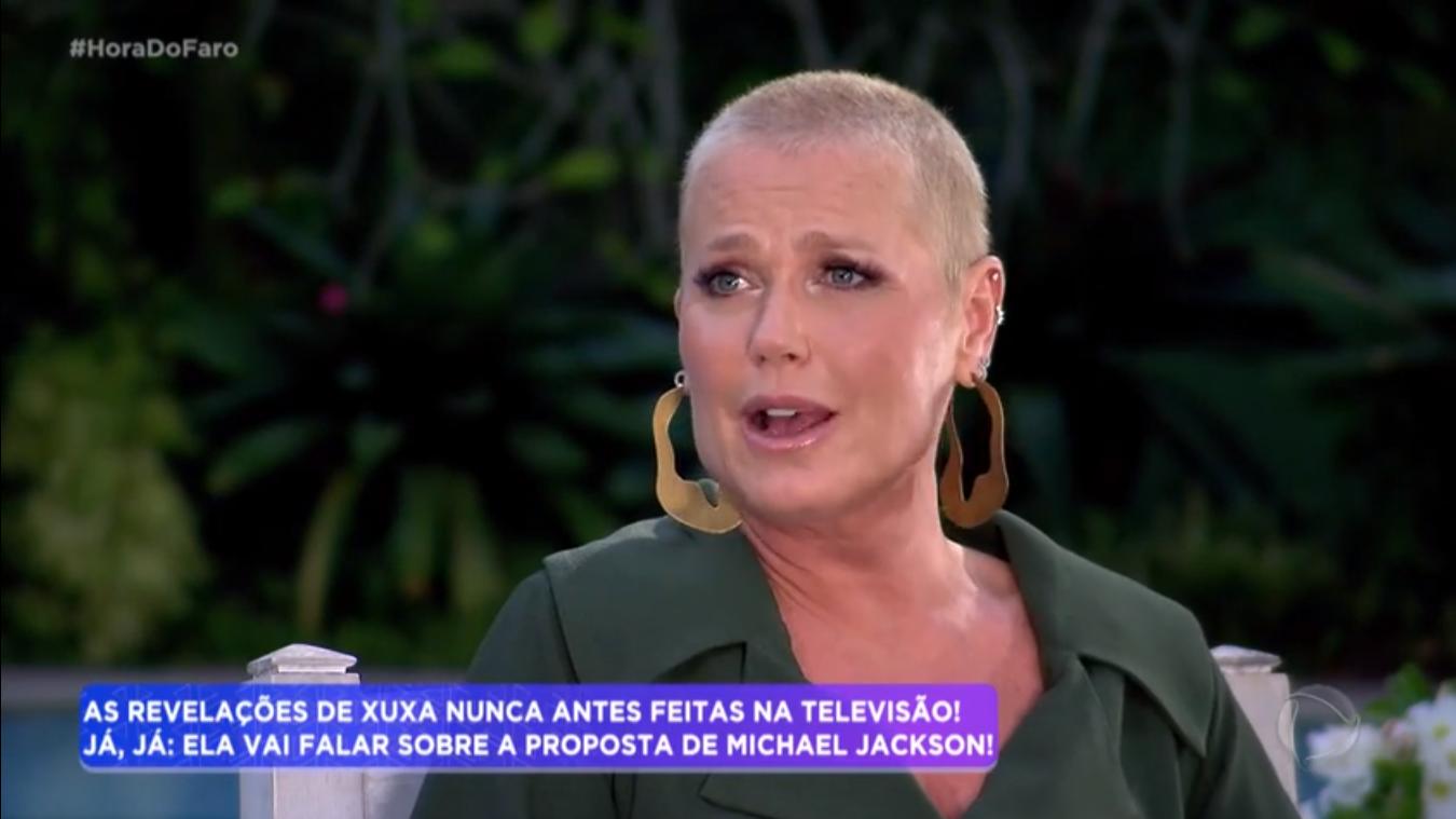 Xuxa durante entrevista para o programa Hora do Faro