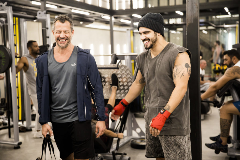 Agno (Malvino Salvador) ensina boxe ao Rock (Caio Castro) em A Dona do Pedaço
