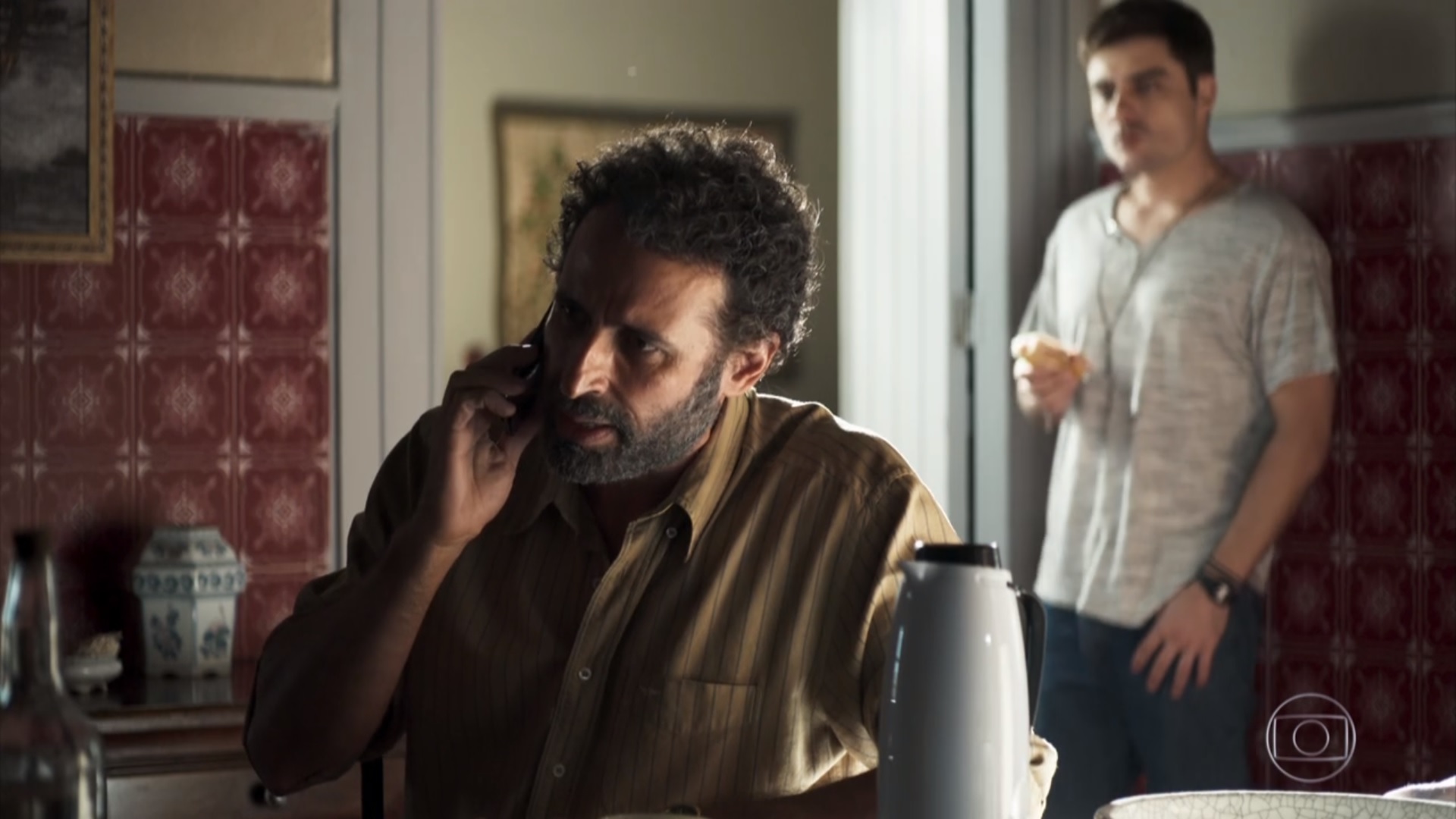 Adão (Cesar Ferrario) e Mão Santa (Guilherme Leican) em A Dona do Pedaço