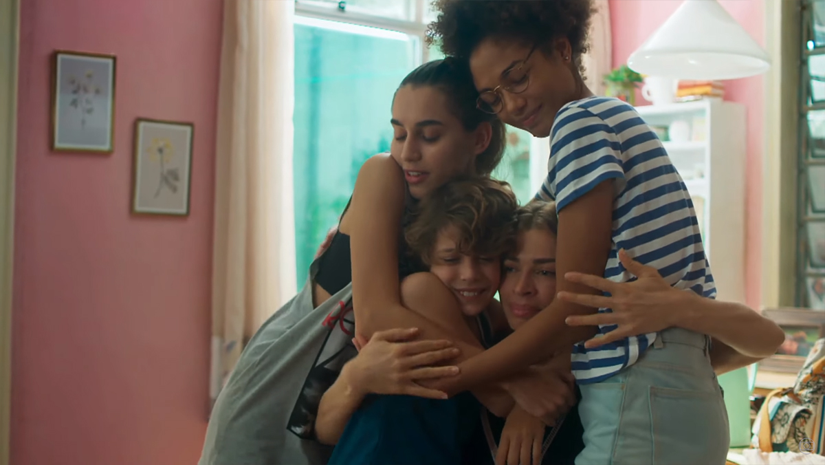 Alice (Bruna Inocencio) e sua família em Bom Sucesso
