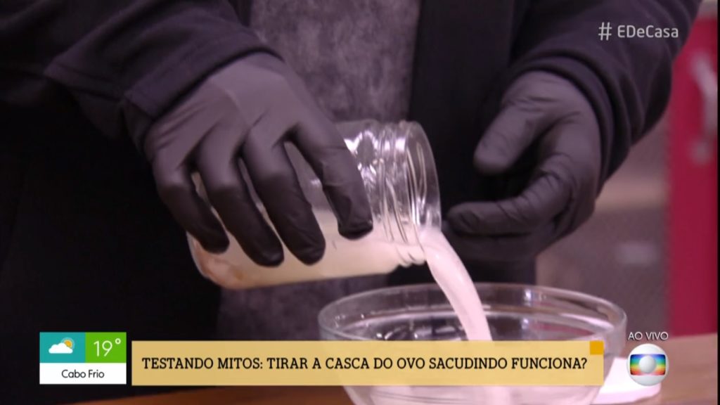 André Marques descascando o ovo
