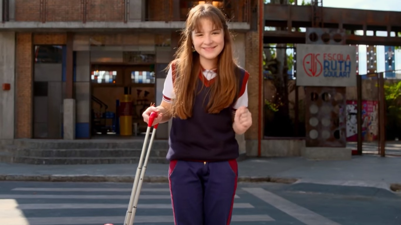 Poliana (Sophia Valverde) diante da Escola Ruth Goulart: alta audiência no SBT (Reprodução/SBT)
