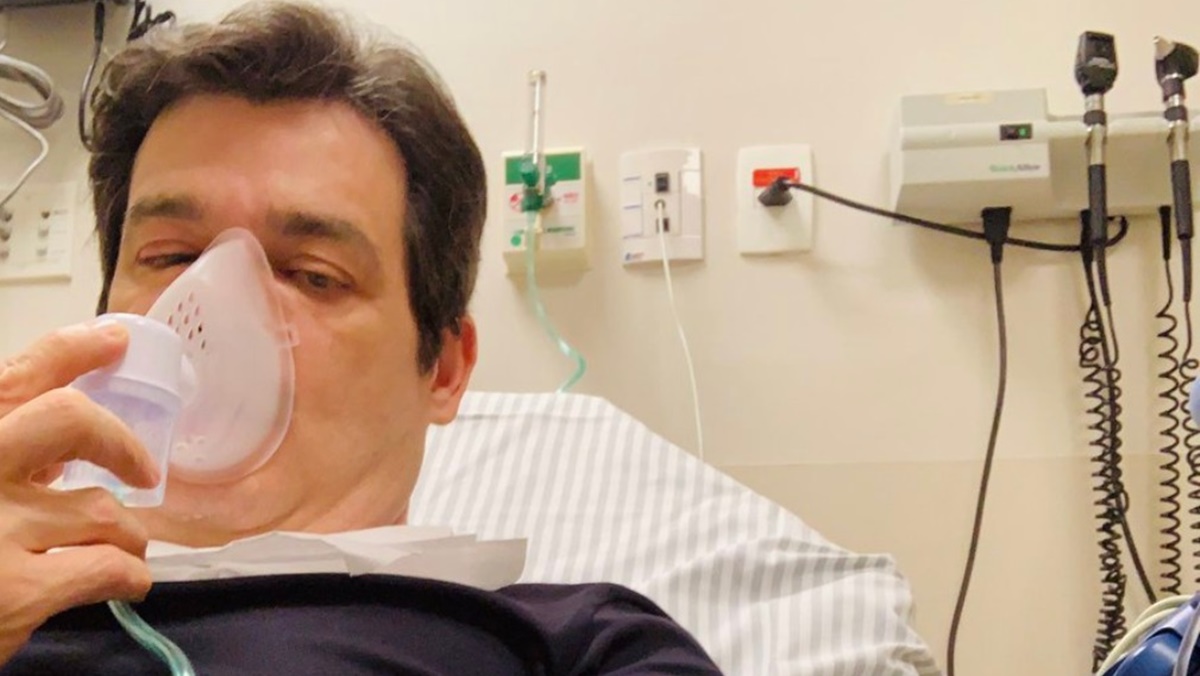 Celso Portiolli abandonou o palco do Domingo Legal após levar tortada no olho; o apresentador está com conjuntivite
