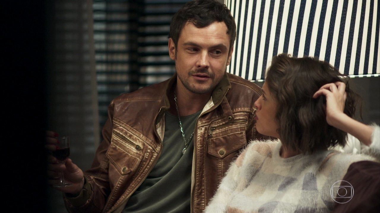 Chiclete (Sergio Guizé) e Josiane (Agatha Moreira) em A Dona do Pedaço