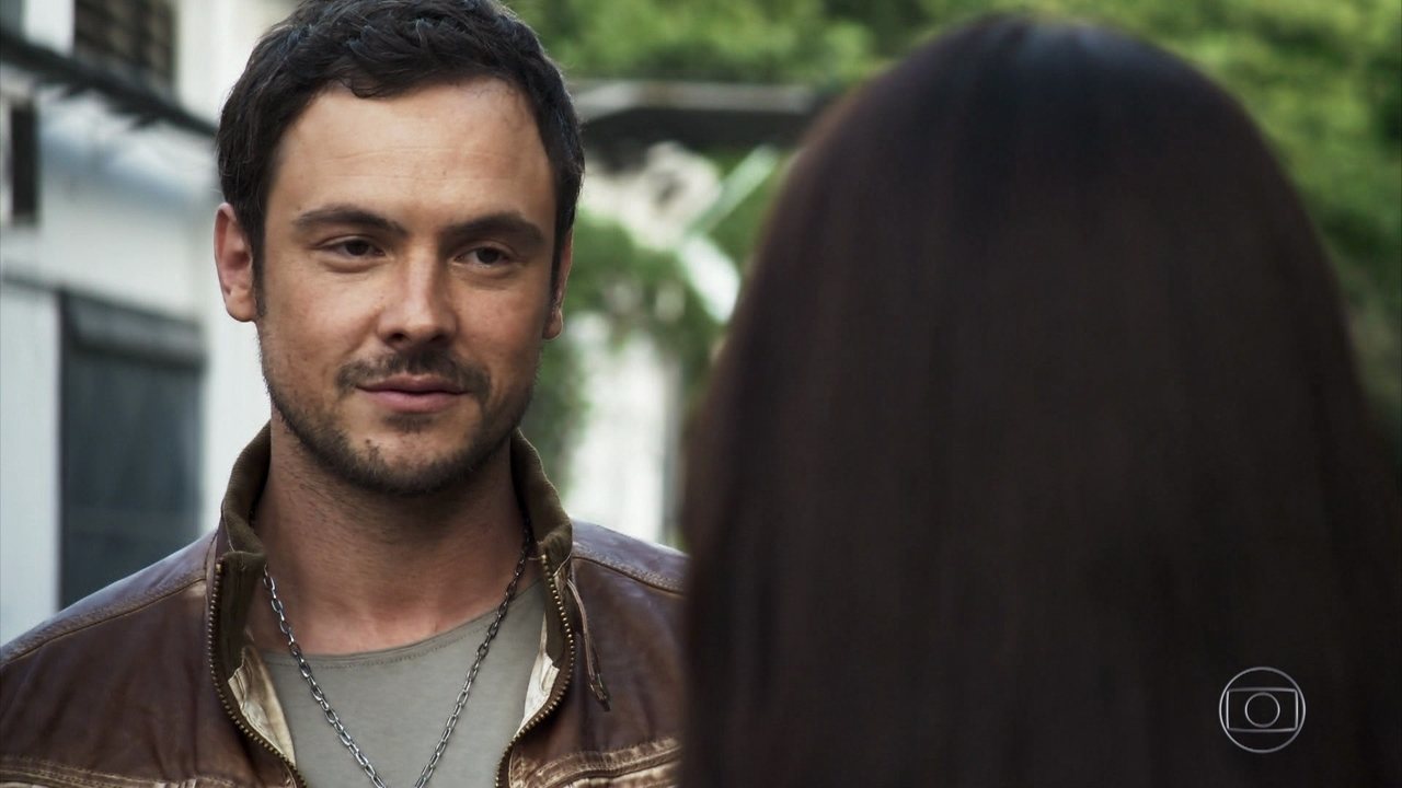 Chiclete (Sergio Guizé) e Vivi (Paolla Oliveira) em A Dona do Pedaço