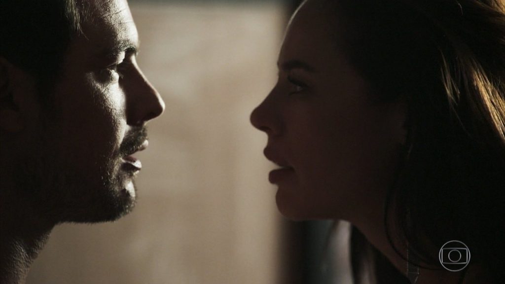Chiclete (Sergio Guizé) e Vivi (Paolla Oliveira) em A Dona do Pedaço 