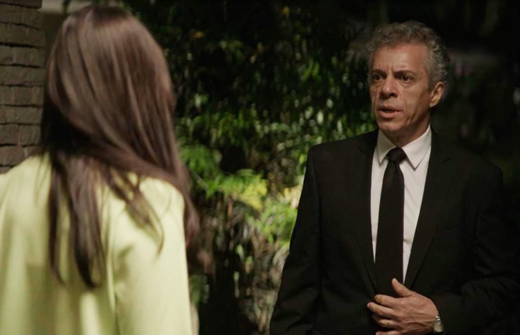 Cosme (Osvaldo Mil) e Vivi (Paolla Oliveira) em A Dona do Pedaço