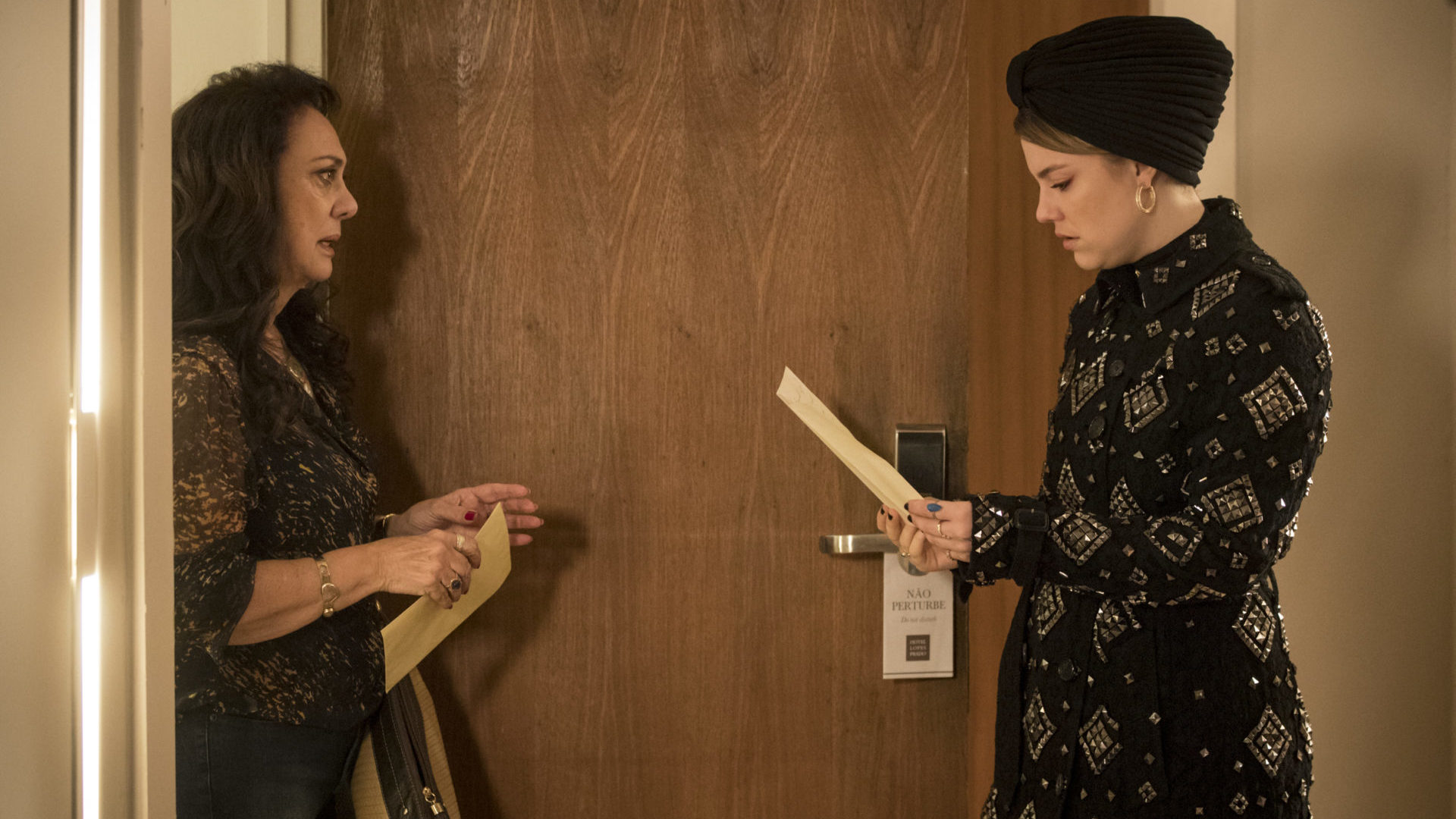 Dalila (Alice Wegmann) e Rania (Eliane Giardini) em Órfãos da Terra
