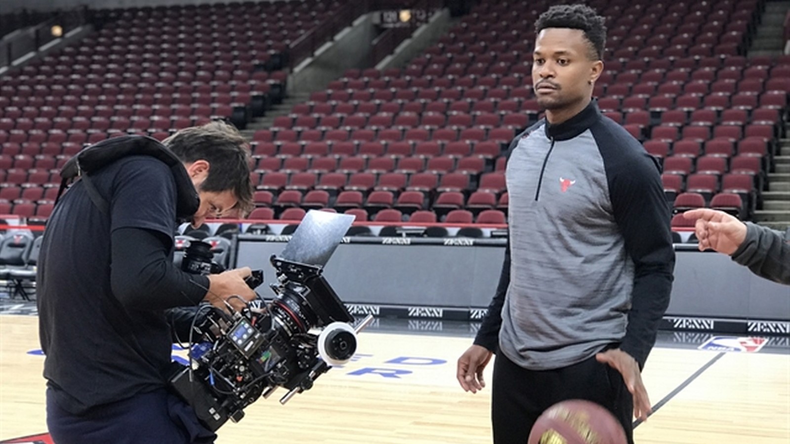 David Junior gravando na quadra do Chicago Bulls, nos Estados Unidos