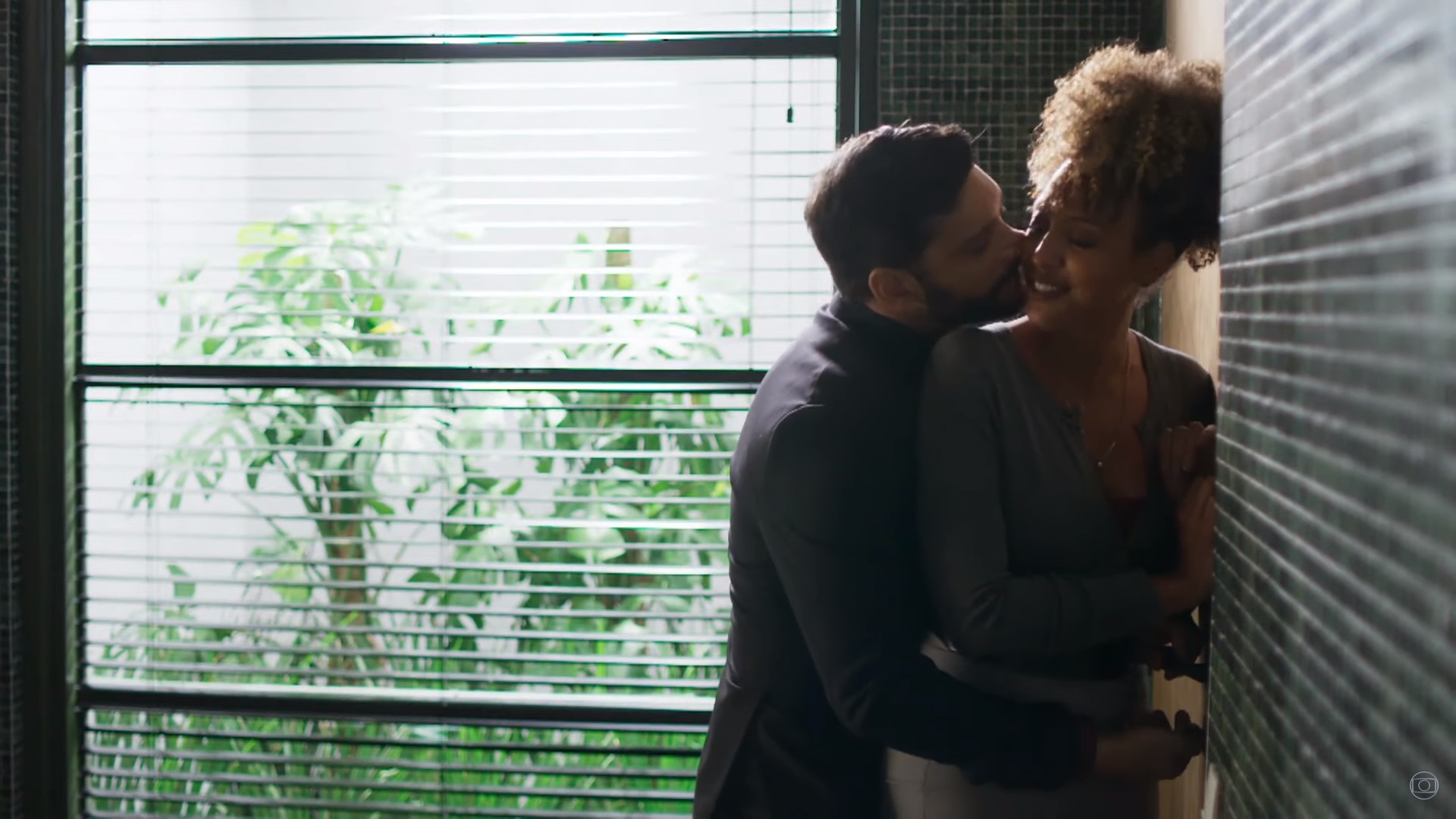 Diogo (Armando Babaioff) e Gisele (Sheron Menezzes) em Bom Sucesso