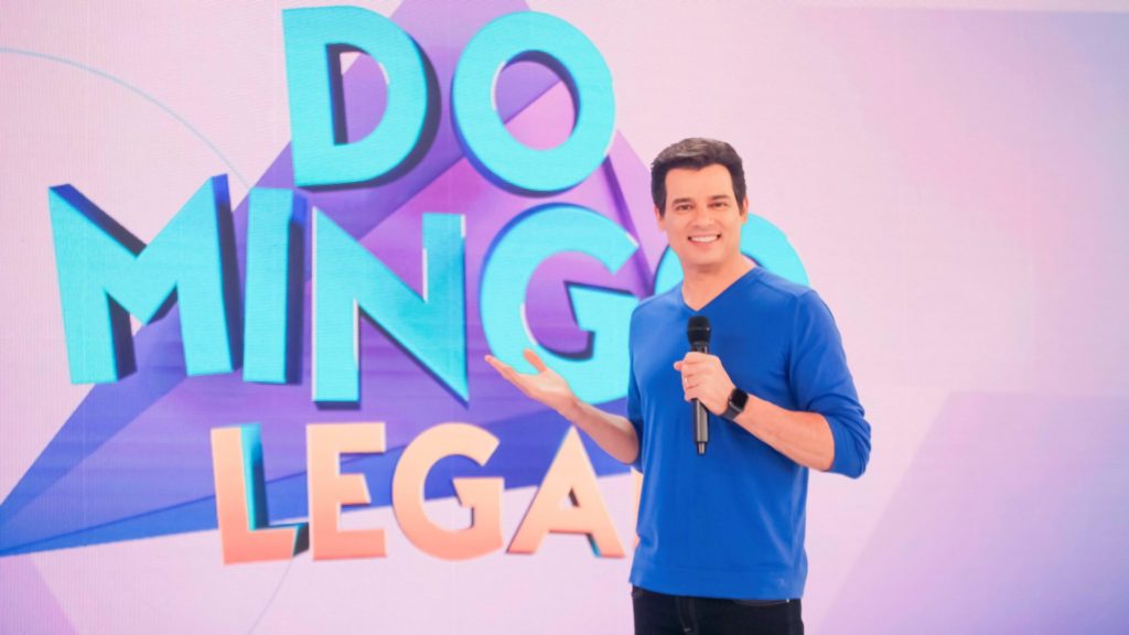 Celso Portiolli no palco do Domingo Legal