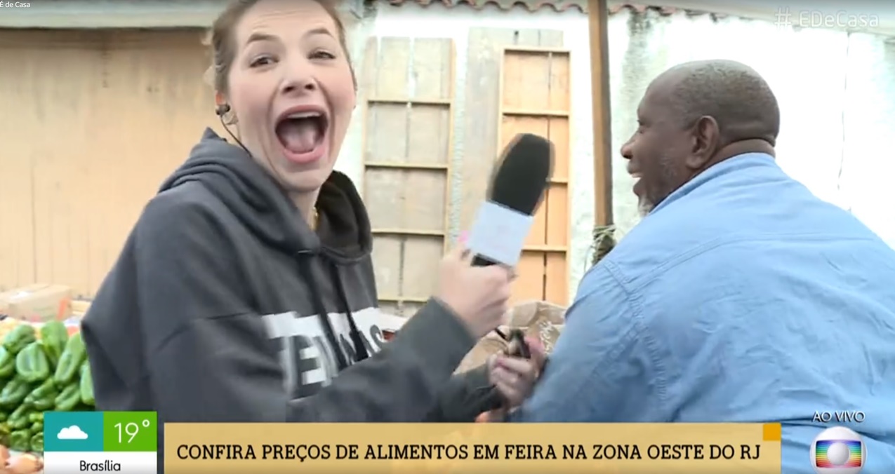 Repórter do É de Casa teve seus dotes culinarísticos subestimado durante entrevista com feirante (Reprodução: Globo)