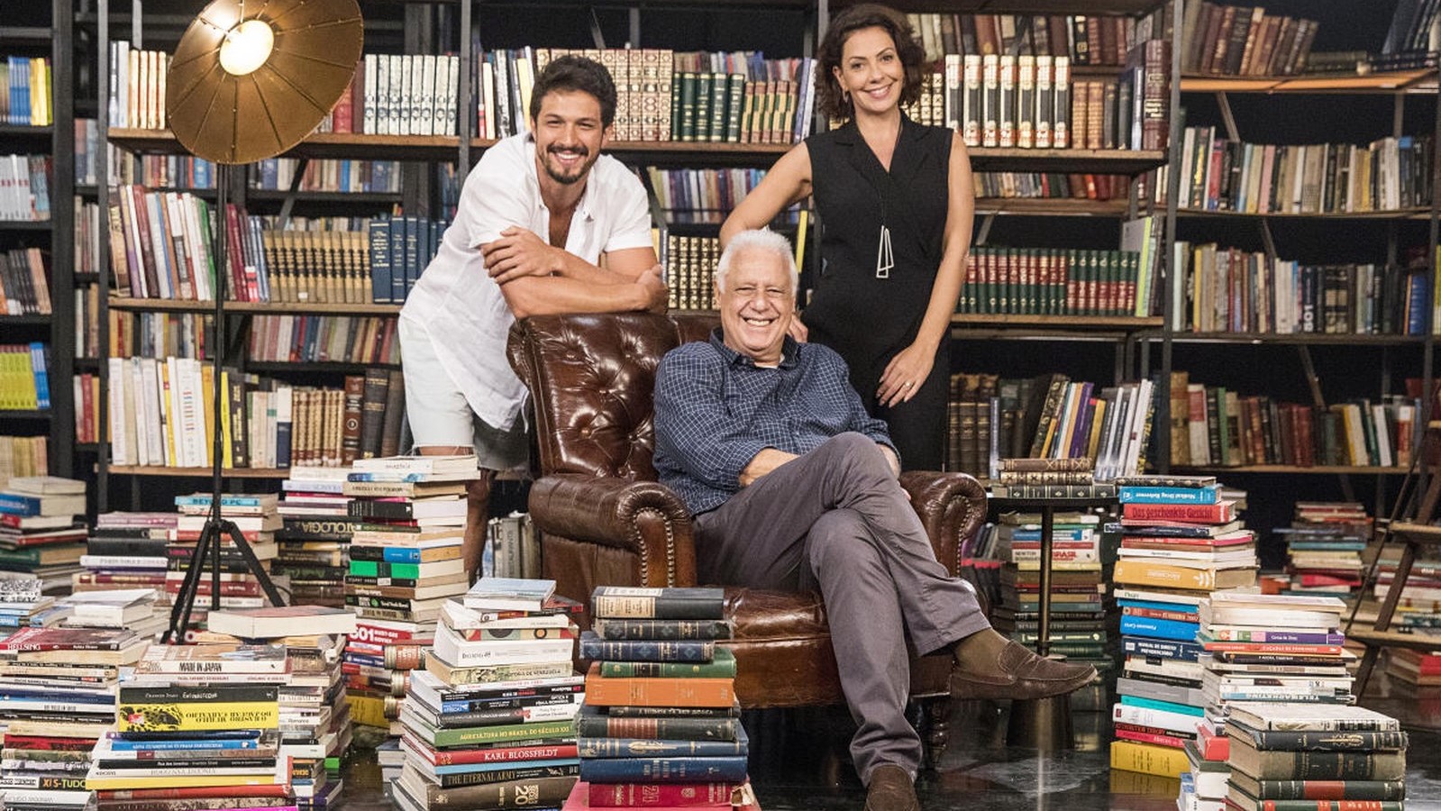 Marcos (Romulo Estrela), Alberto (Antonio Fagundes) e Nana (Fabíula Nascimento), personagens de Bom Sucesso