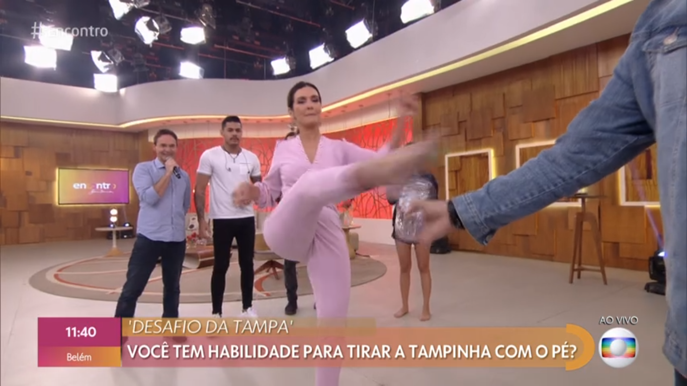 Fátima Bernardes encara desafio da garrafa