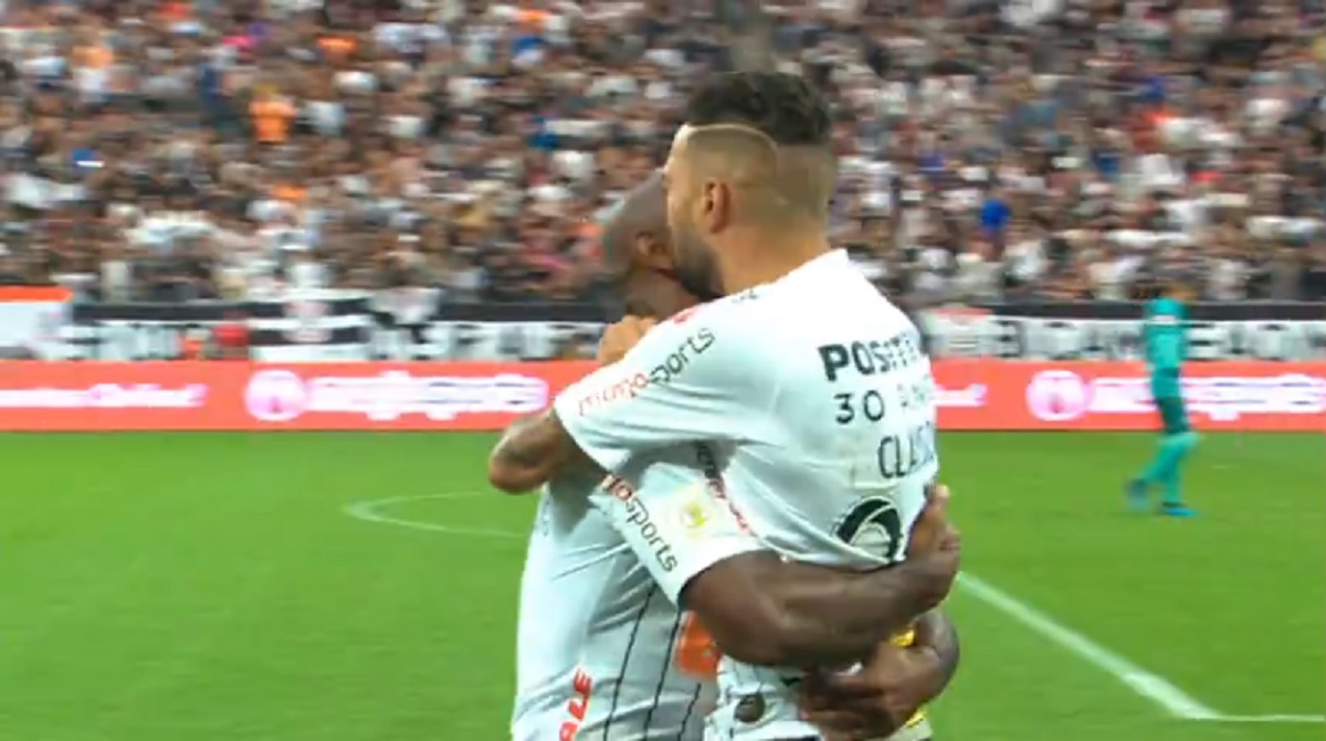 Jogadores do Corinthians comemoram gol, no Campeonato Brasileiro