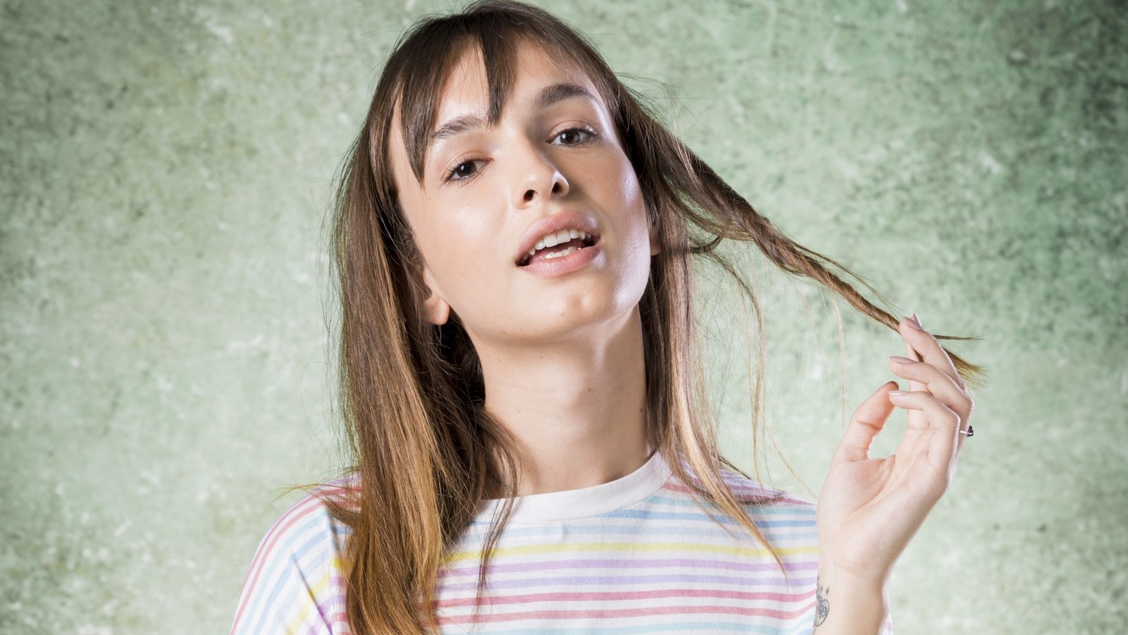 Atriz Gabrielle Joie vive uma adolescente trans em Bom Sucesso