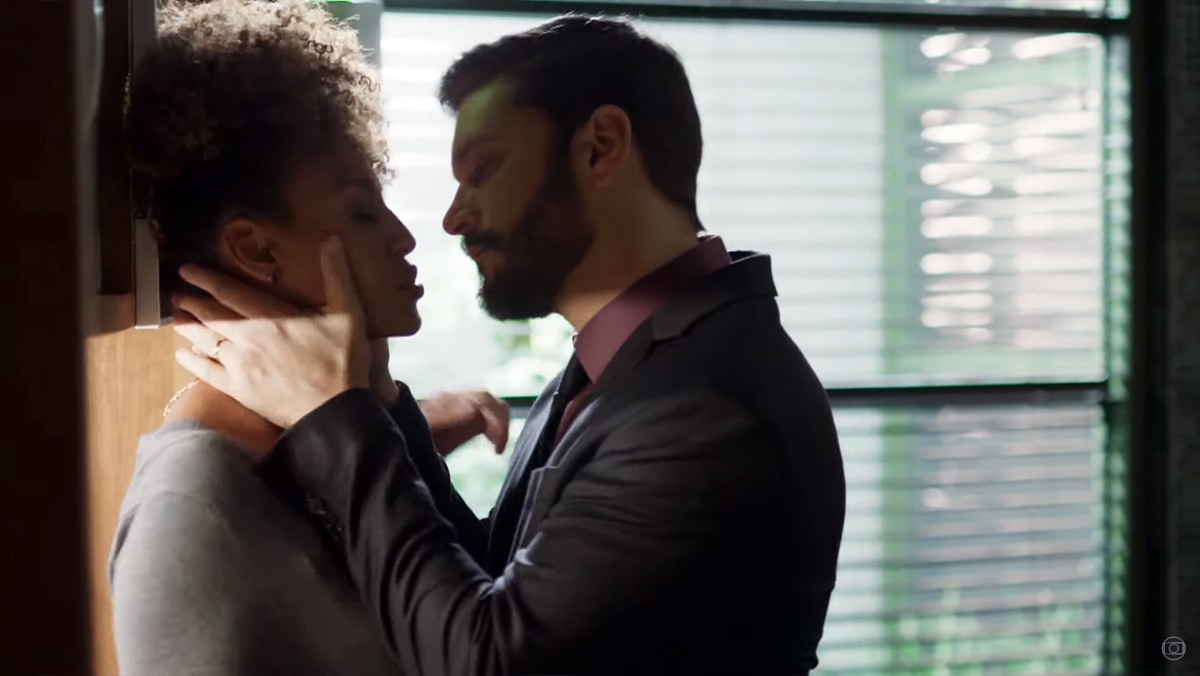 Gisele (Sheron Menezes) e Diogo (Armando Babaioff) em Bom Sucesso