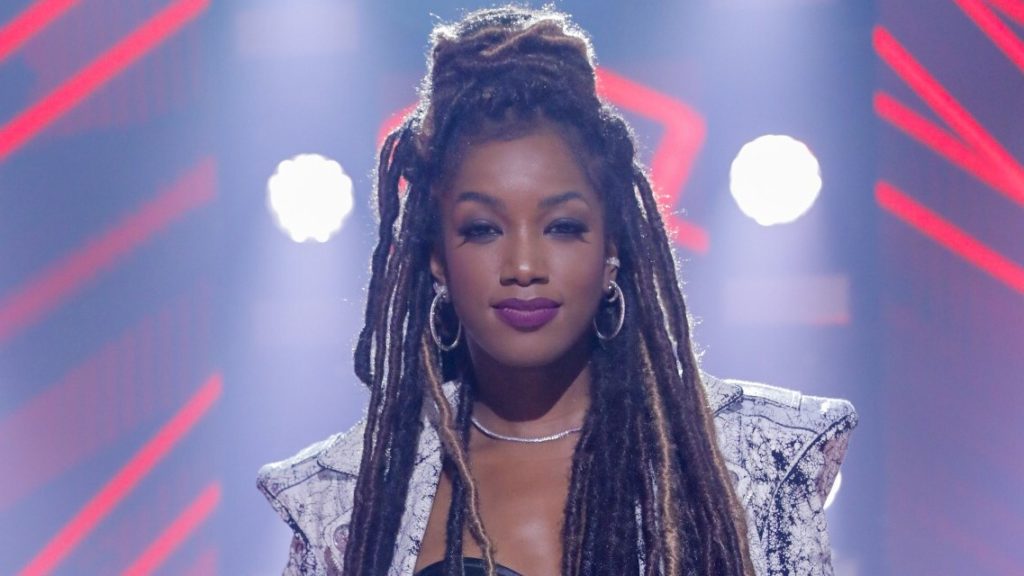 Iza no palco do The Voice Brasil