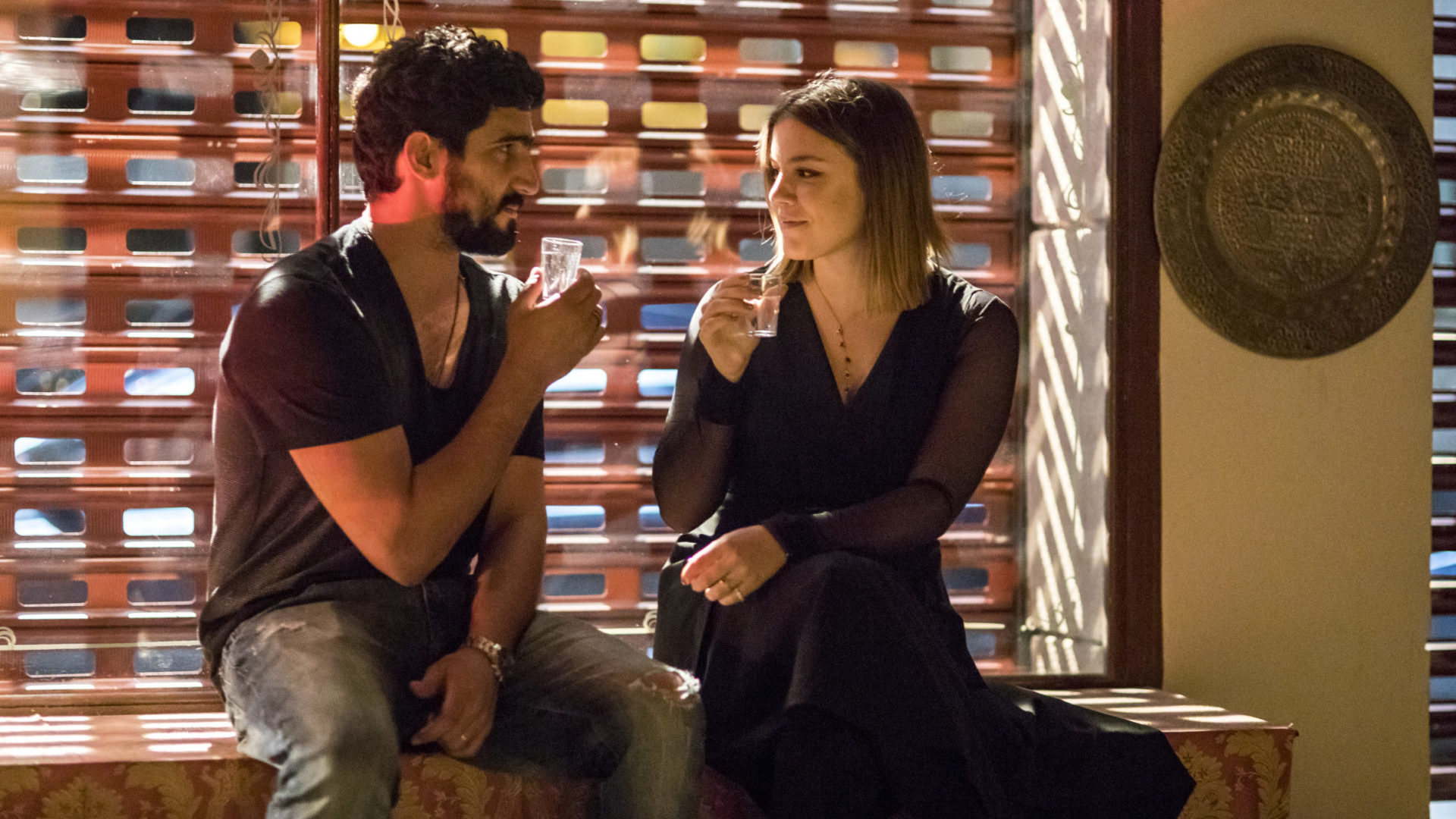 Jamil (Renato Góes) e Dalila (Alice Wegmann) em Órfãos da Terra