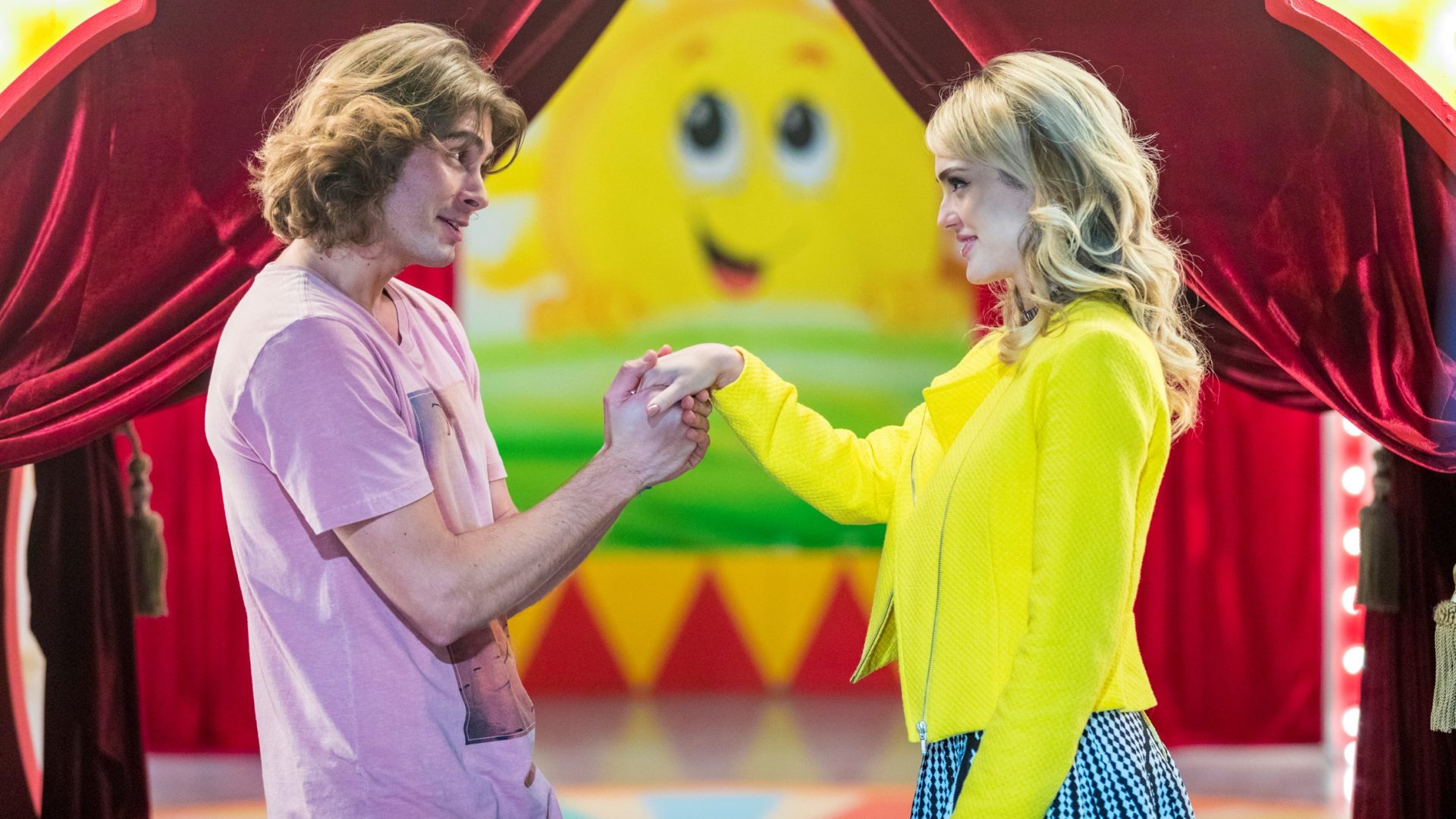 João (Rafael Vitti) e Manu (Isabelle Drummond) em Verão 90